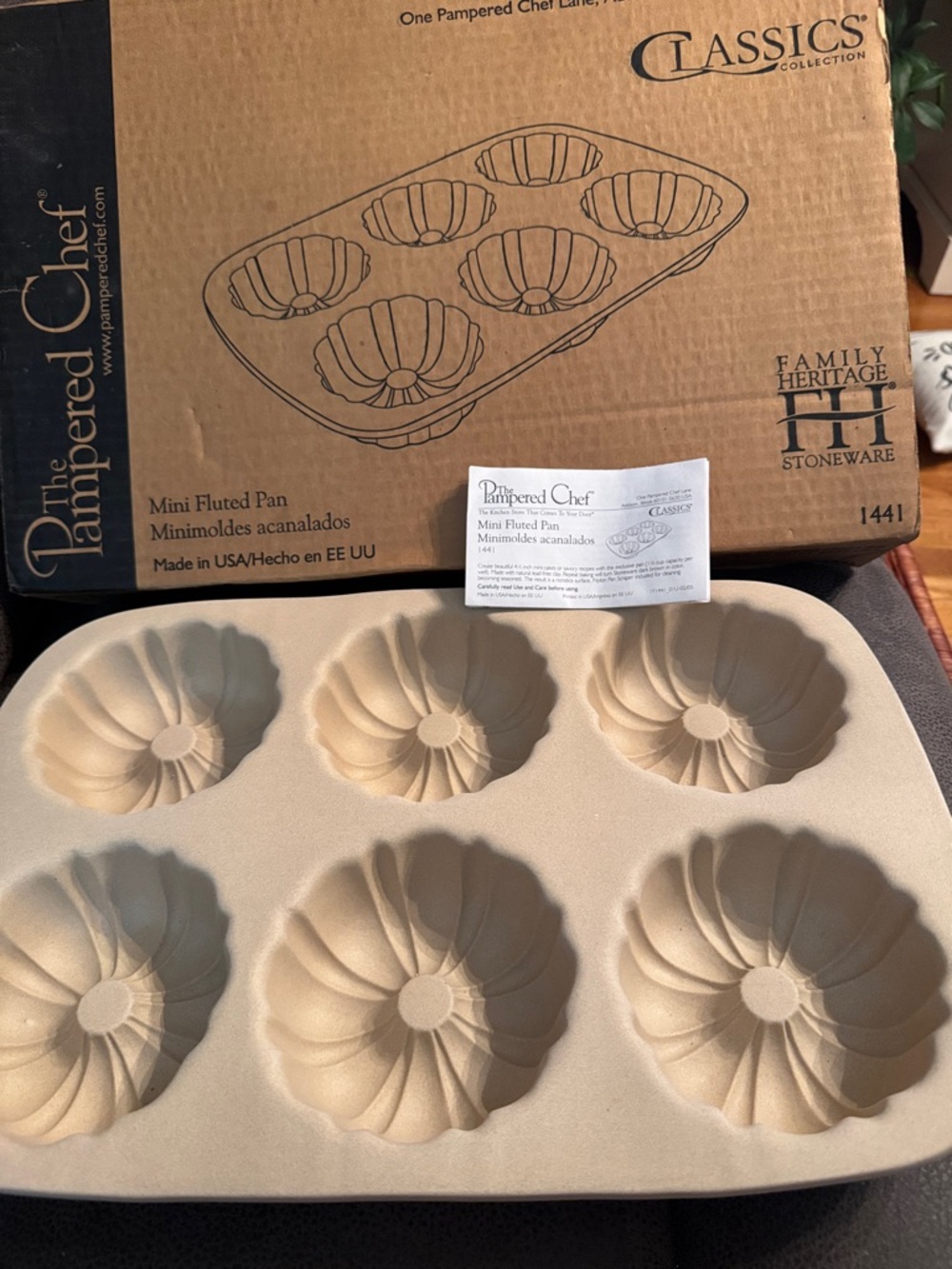 NIB - Pampered Chef Stoneware Mini Fluted Bundtcake Pan 1441